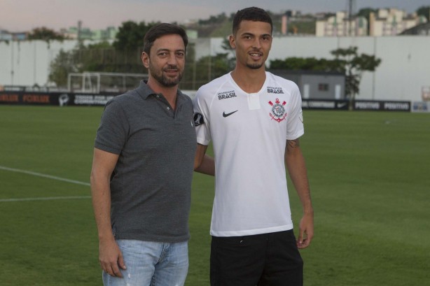 Thiaguinho ao lado de Duílio durante apresentação no CT