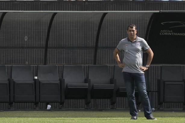 Carille instruindo os jogadores durante partida contra o Ceará