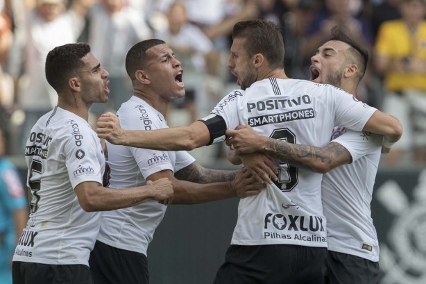 Gabriel, Sidcley, Henrique e Maycon na comemoração do zagueiro por seu gol contra o Ceará