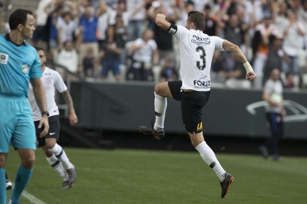 Henrique comemora o gol marcado contra o Ceará, na Arena Corinthians