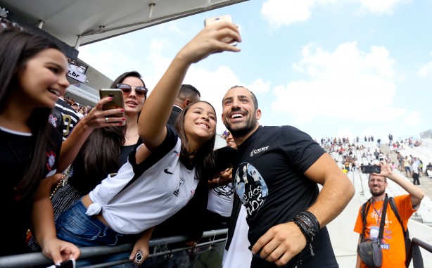 Kaysar, ex-BBB, sendo tietado pela torcida no jogo contra o Ceará, na Arena Corinthians