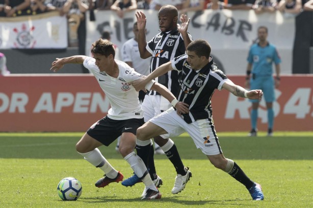 Mateus Vital atuando contra o Ceará, na Arena Corinthians