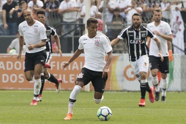 Pedrinho durante jogo contra o Ceará, pelo Brasilierão