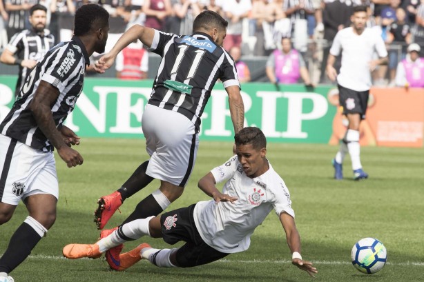 Pedrinho foi caçado durante o jogo contra o Ceará, na Arena Corinthians