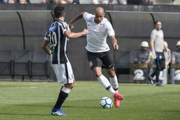 Roger durante jogo contra o Ceará na Arena Corinthians
