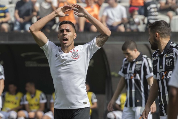 Volante Gabriel durante jogo contra o Ceará na Arena Corinthians