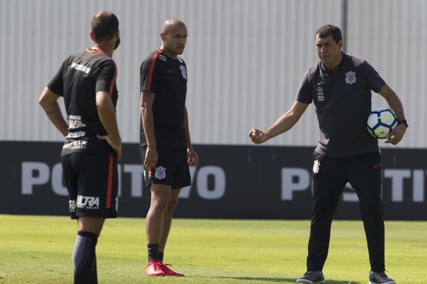 Carille passa as últimas instruções ao time para o jogo contra o Ceará