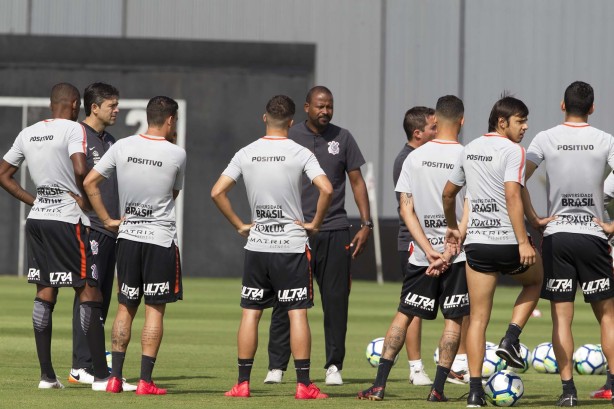 Elenco reunido para atividade desta manhã no CT Joaquim Grava