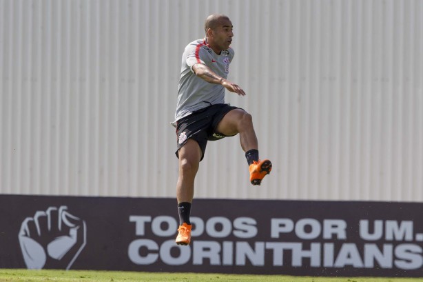 Emerson Sheik entrou apenas alguns minutos contra o Ceará e treinou normalmente nesta segunda