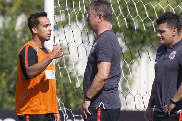 Jadson conversa com Walmir Cruz durante atividade deste sábado no CT