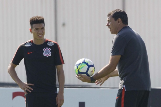 Marquinhos Gabriel e Carille conversam durante última atividade no CT antes do jogo contra o Ceará