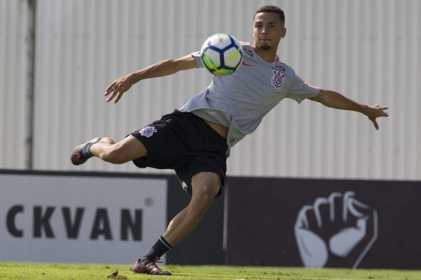 O novato Thiaguinho treinando no CT na manhã desta segunda-feira