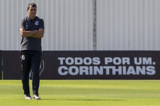 O técnico Carille durante o treino desta manhã no CT Joaquim Grava