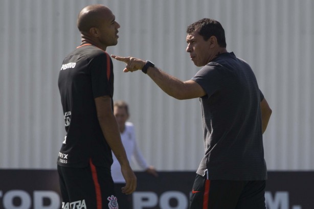 Roger deve ser titular diante o Ceará, pelo Brasileirão, na Arena Corinthians
