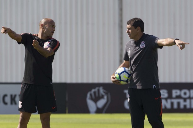 Roger e Carille conversam durante treino deste sábado no CT