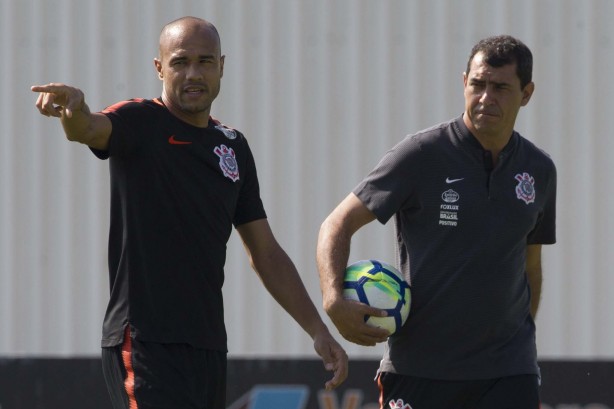 Roger e Carille durante atividade deste sábado no CT