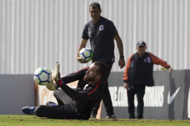 Walter, arqueiro do Timão, treinando na manhã desta segunda-feira sob olhares do técnico Carille
