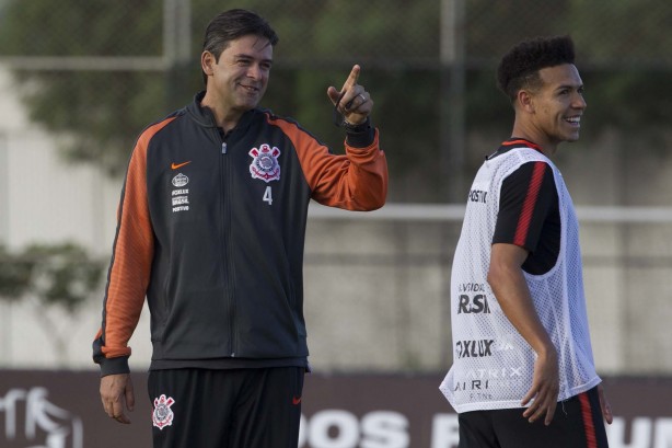 Cuca e Marquinhos Gabriel na atividade desta tarde no centro de treinamentos