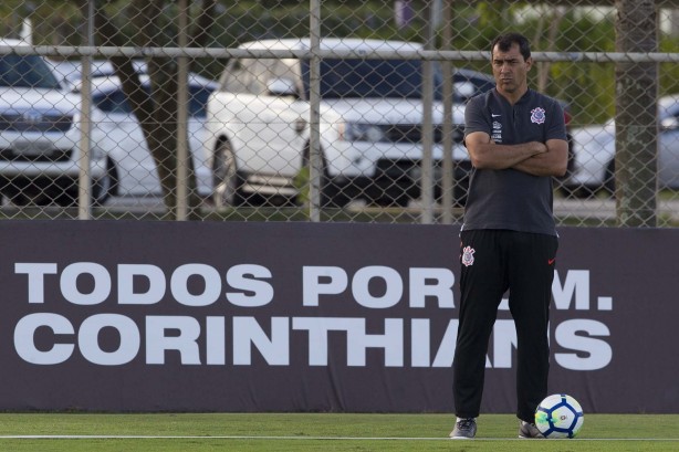 Fábio Carille não deu indícios de qual será o time que encara o Vitória, na quinta-feira