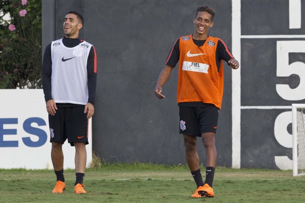 Gabriel e Pedrinho eram só sorrisos durante as atividades desta tarde no CT