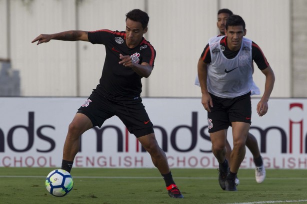 Jadson e o paraguaio Balbuena treinando na tarde desta terça no CT