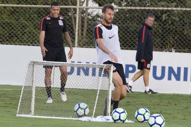 Sidcley e Henrique durante as atividades da tarde no centro de treinamentos
