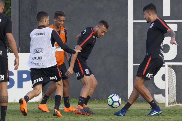 Teve treinamento em campo com a presença dos titulares hoje no CT