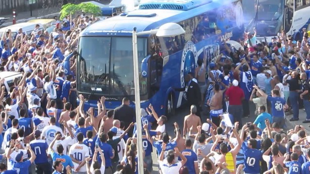 Torcida do Cruzeiro recebeu jogadores no entorno do Mineiro