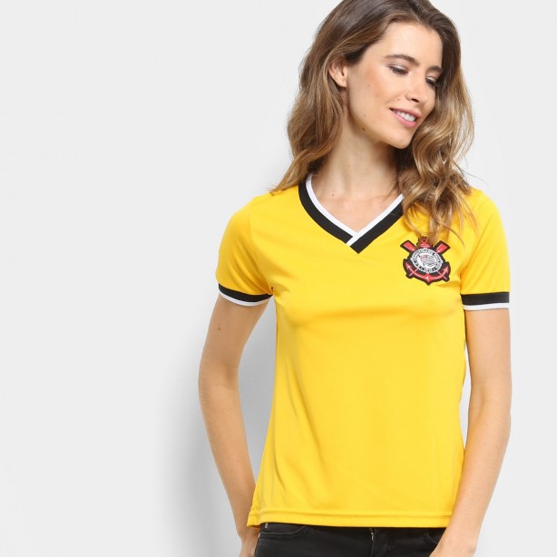 Camisa amarela, modelo feminino.