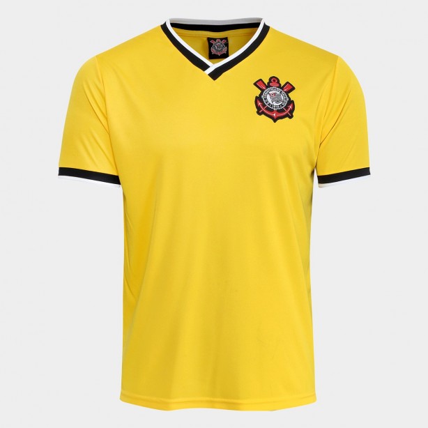 Camisa amarela, modelo masculino.