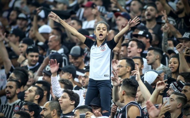 A torcida não lotou o estádio, mas quem foi apoiou os 90 minutos
