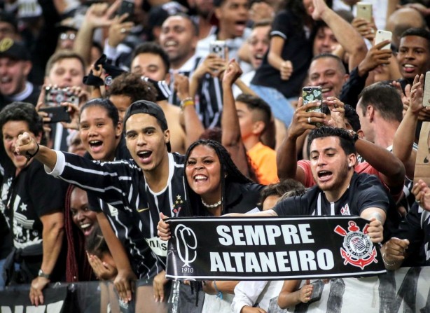 A torcida vibrando muito com a atuação corinthiana diante o Vitória, na Arena Corinthians