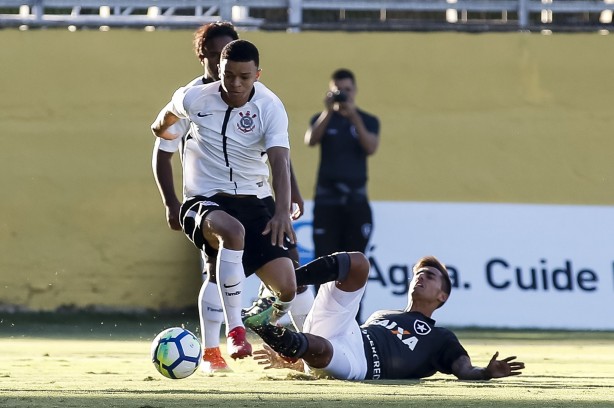 Adson durante partida contra o Botafogo, pela Copa do Brasil sub-20