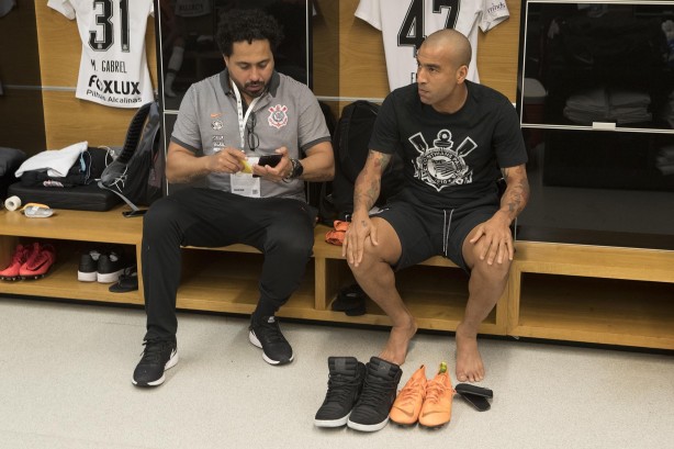 Caio e Emerson Sheik no vestiário da Arena Corinthians antes do duelo contra o Vitória