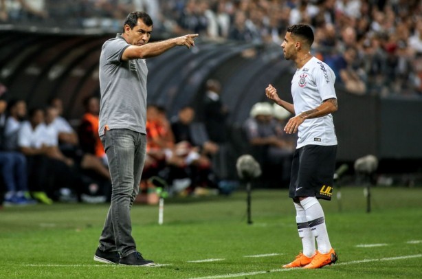 Carille passa instruções ao meia Gabriel durante jogo contra o Vitória