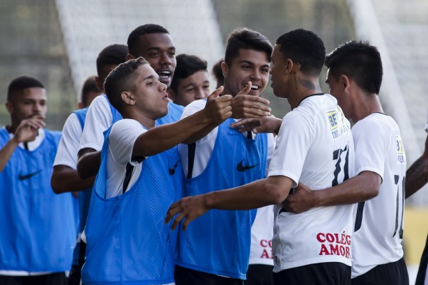 Elenco reunido para comemorar o gol de Rafael Bilu contra o Botafogo, pela Copa do Brasil sub-20