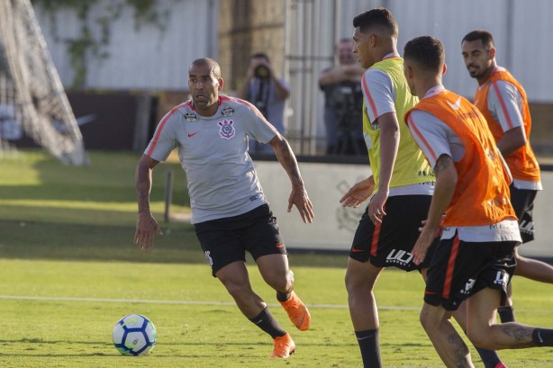 Emerson Sheik, junto ao elenco, durante o treino desta quarta-feira no CT