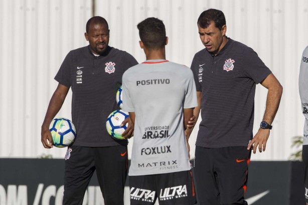 Fabinho e Carille no treino desta quarta-feira conversando com o jovem atacante Pedrinho