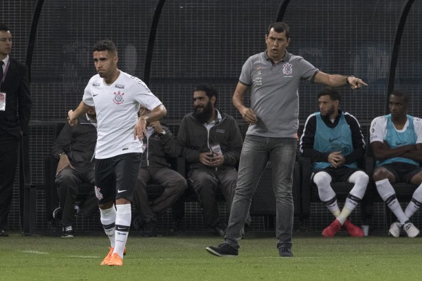 Gabriel e Carille durante partida decisiva contra o Vitória, na Arena Corinthians