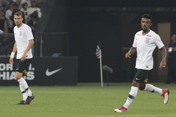 Henrique e Paulo Roberto durante partida contra o Vitória, pela Copa do Brasil, na Arena Corinthians
