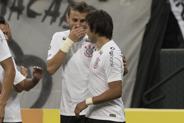 Henrique e Romero durante jogo contra o Vitória, pela Copa do Brasil