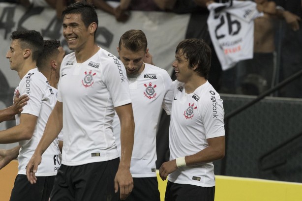 Jogadores comemoram o gol de Romero contra o Vitória, na Arena Corinthians