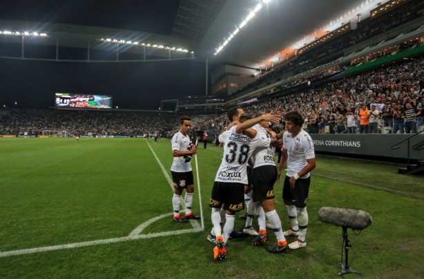 Jogadores comemoram o gol do paraguaio Romero contra o Vitória, na Arena Corinthians
