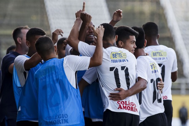 Jogadores comemorando o gol de Bilu contra o Botafogo, pela Copa do Brasil sub-20