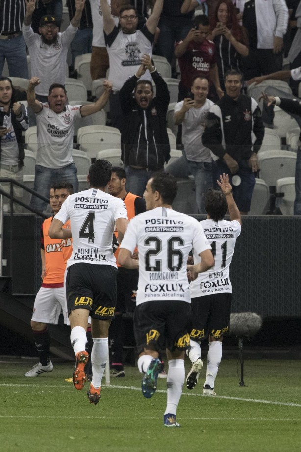 Jogadores comemorando o gol do paraguaio Romero contra o Vitória, pela Copa do Brasil