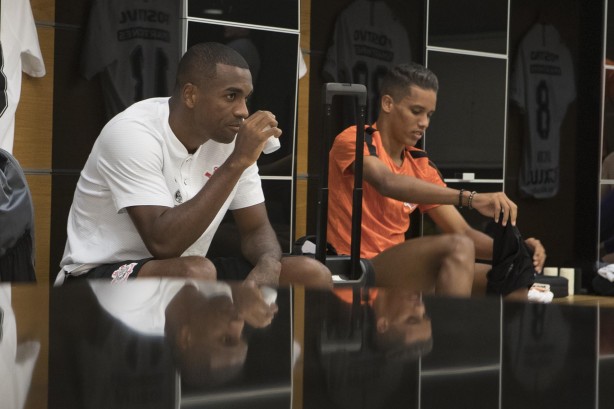 Marllon e Pedrinho aguardam no vestiário da Arena o início do jogo contra o Vitória
