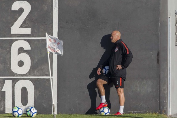 Mauri, treinador de goleiros, durante o treino desta quarta-feira no CT