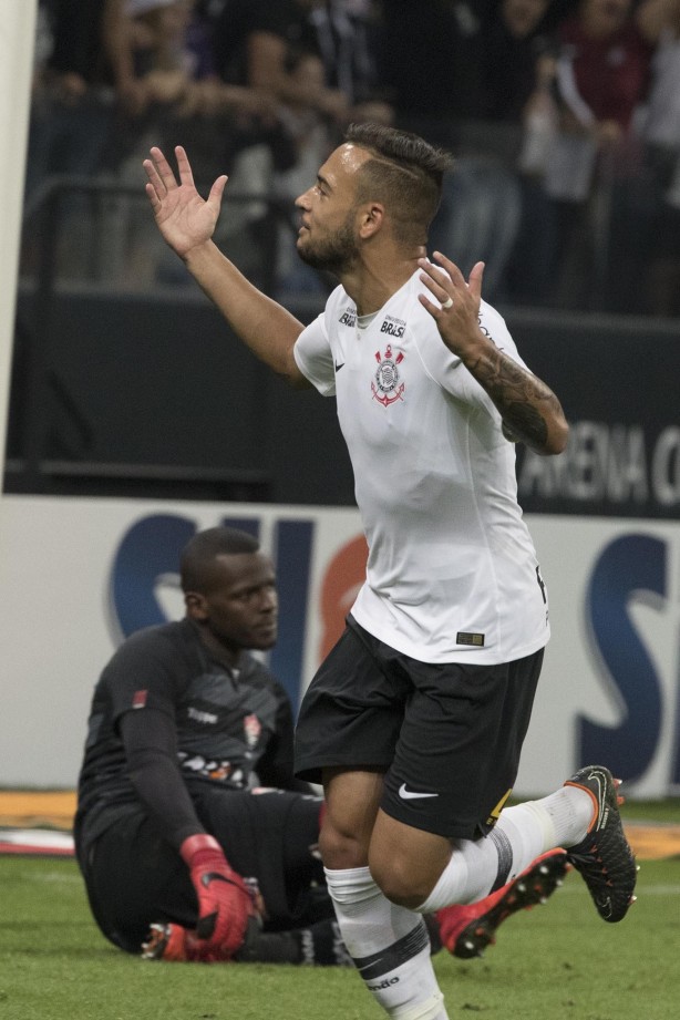 Maycon abriu o placar diante o Vitória, na Arena Corinthians, pela Copa do Brasil