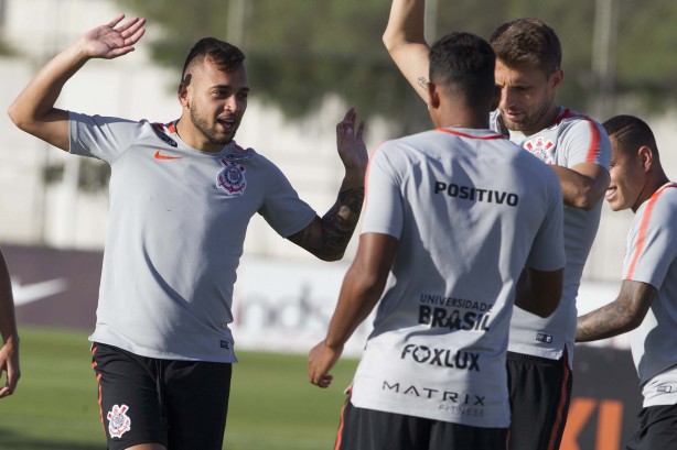 Maycon e companheiros treinam no CT Joaquim Grava