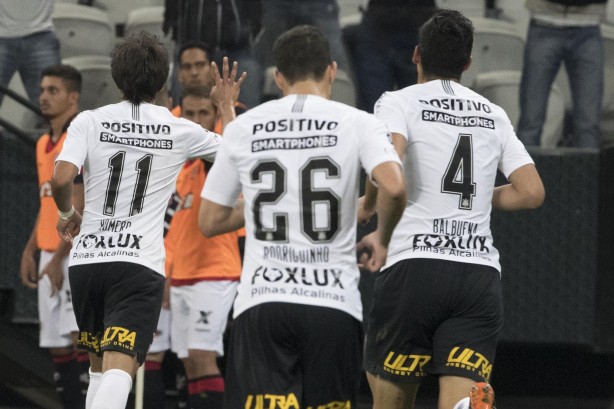 No dia dos quatro anos da Arena, o paraguaio Romero marca dois gols diante o Vitória